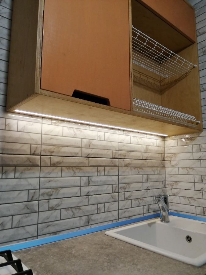 Кухонный гарнитур из березовой фанеры с встроенной подсветкой