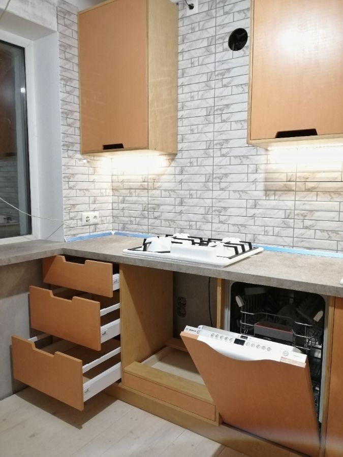 Аутентичный кухонный гарнитур из березовой фанеры в небольшой кухне с качественной фурнитурой