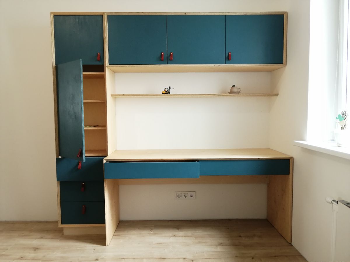 Детская мебель, пенал и стол в детской комнате