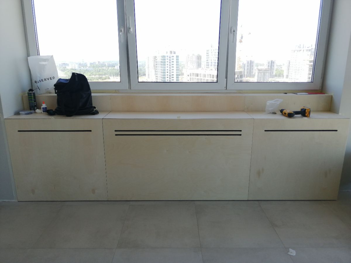 Встроенная система хранения из фанеры и скрытый радиатор за фанерными панелями