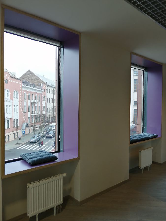 Обрамление оконных откосов березовой фанерой с покрытием