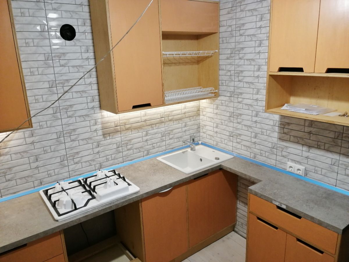 Кухонный гарнитур из березовой фанеры с покрытием маслом