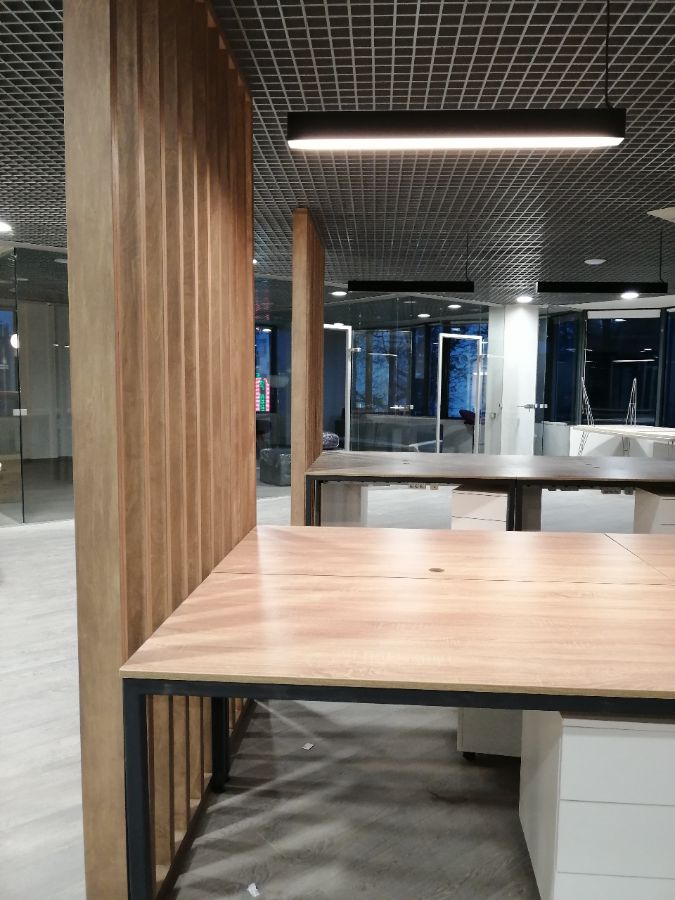 Реечные перегородки и столы на металлокаркасе