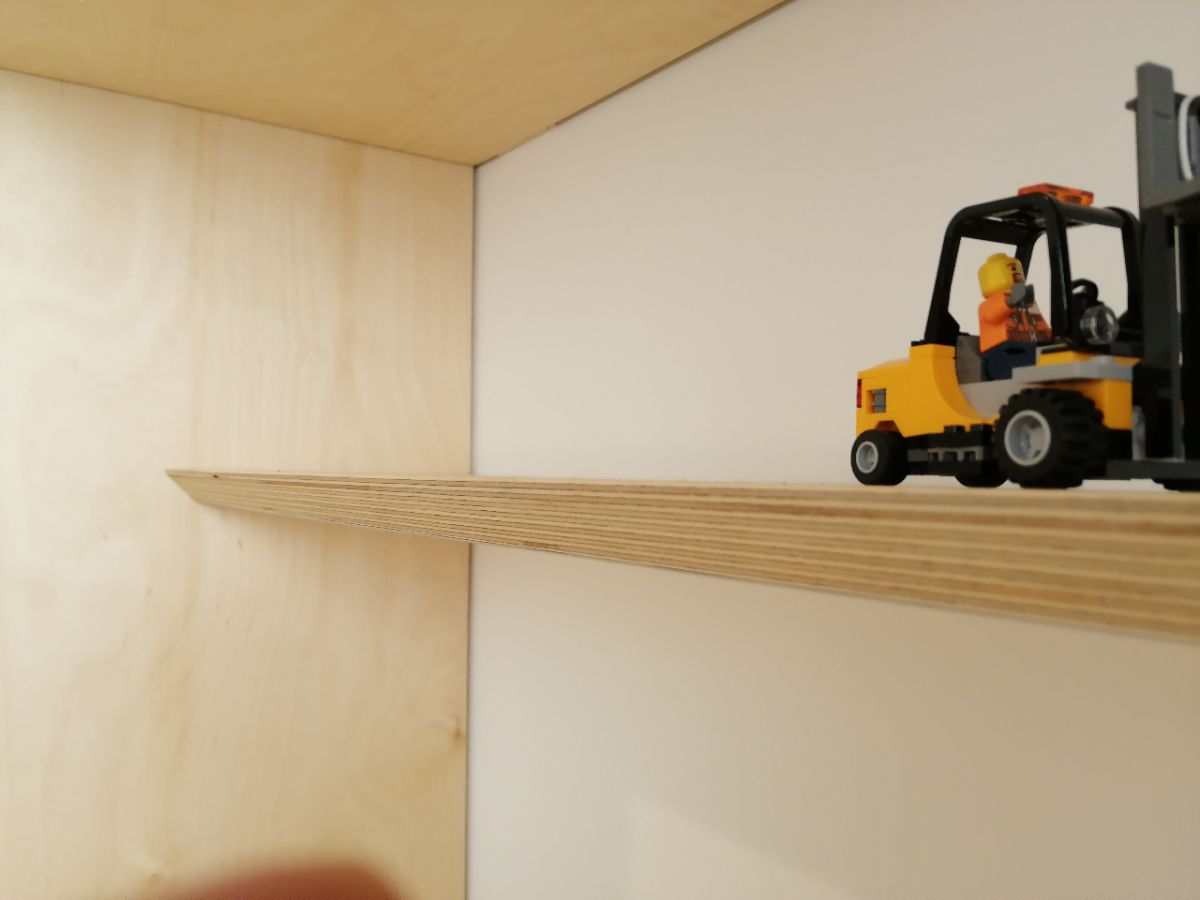 Минималистичная полочка со скрытым креплением в детской