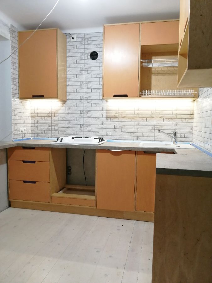 Аутентичный кухонный гарнитур из березовой фанеры в небольшой кухне с качественной фурнитурой