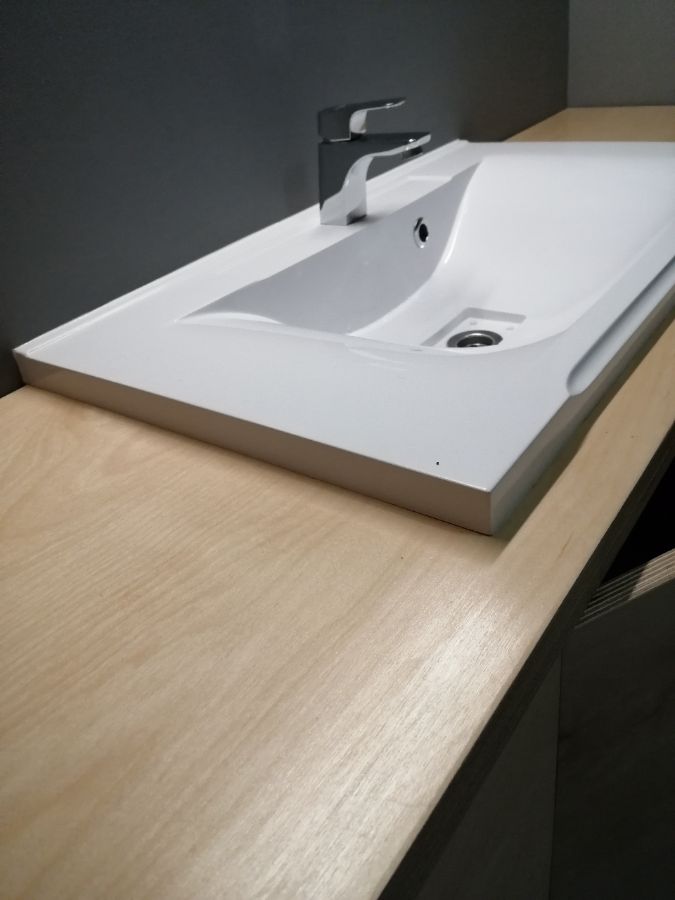 Подвесная тумба в уборной из березовой фанеры с покрытием маслом