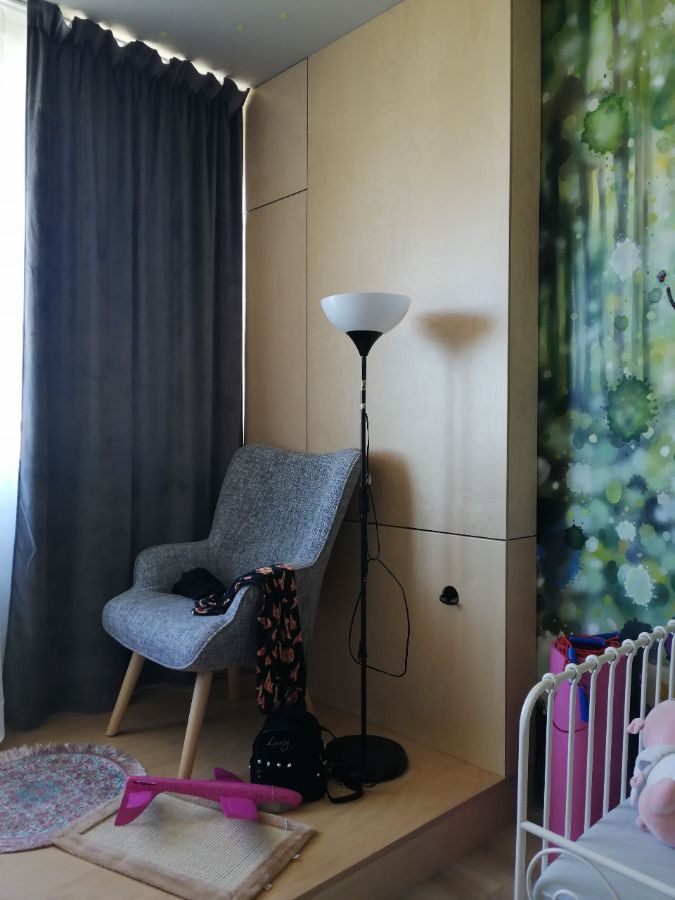 Стеновые панели и подиум в детской комнате из фанеры