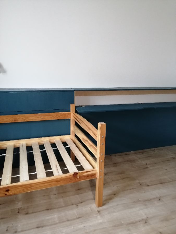 Большая система хранения у кровати в детской комнате