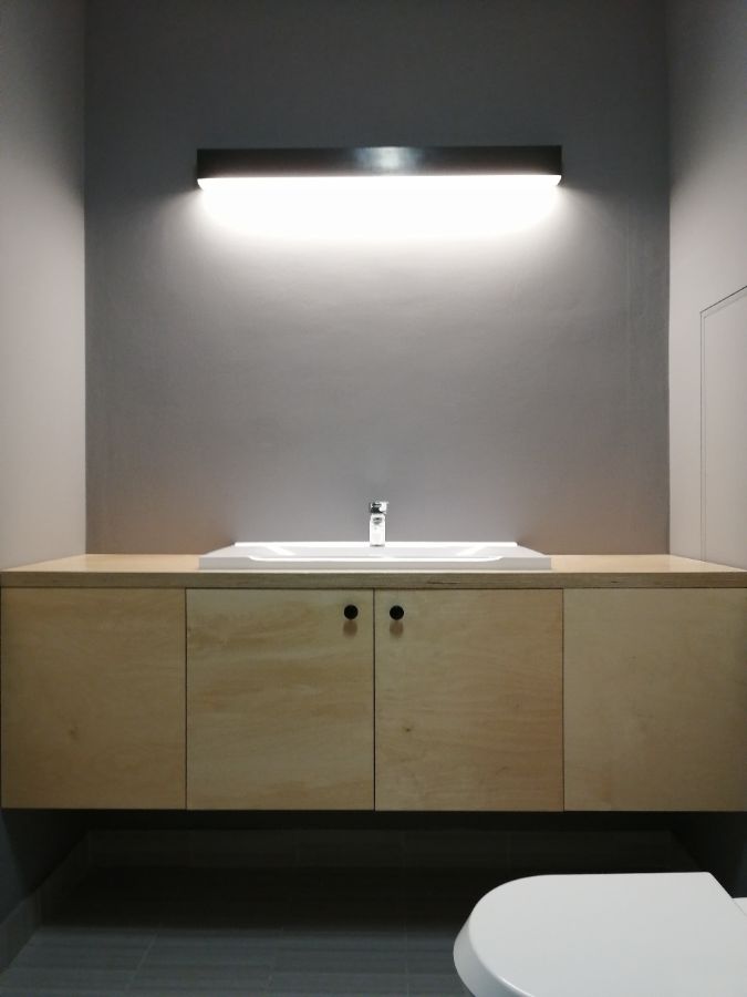 Подвесная тумба в уборной из березовой фанеры с покрытием маслом