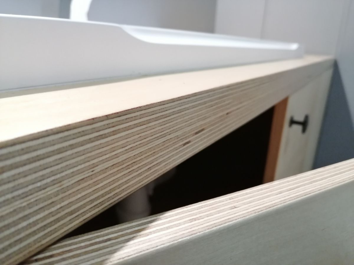 Подвесная тумба в уборной из березовой фанеры с покрытием маслом