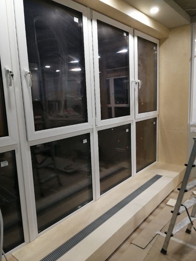 Обрамление панорамного окна фанерными панелями