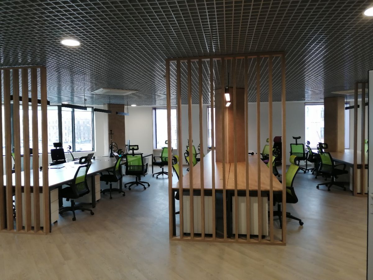 Реечные перегородки и столы на металлокаркасе