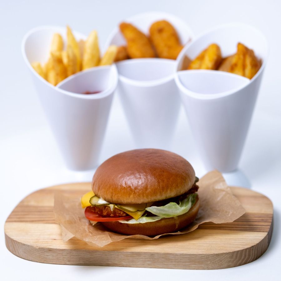 Картофель фри, картофель по-деревенски, наггетсы и бургер со стрипсами