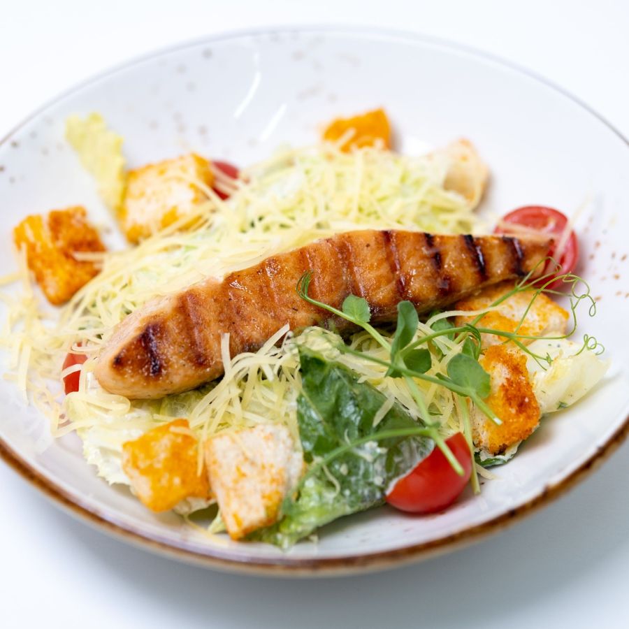 Салат "Цезарь с лососем"