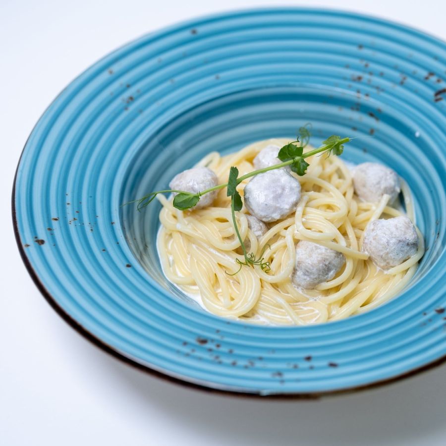 Фрикадельки в сливочным соусом со спагетти