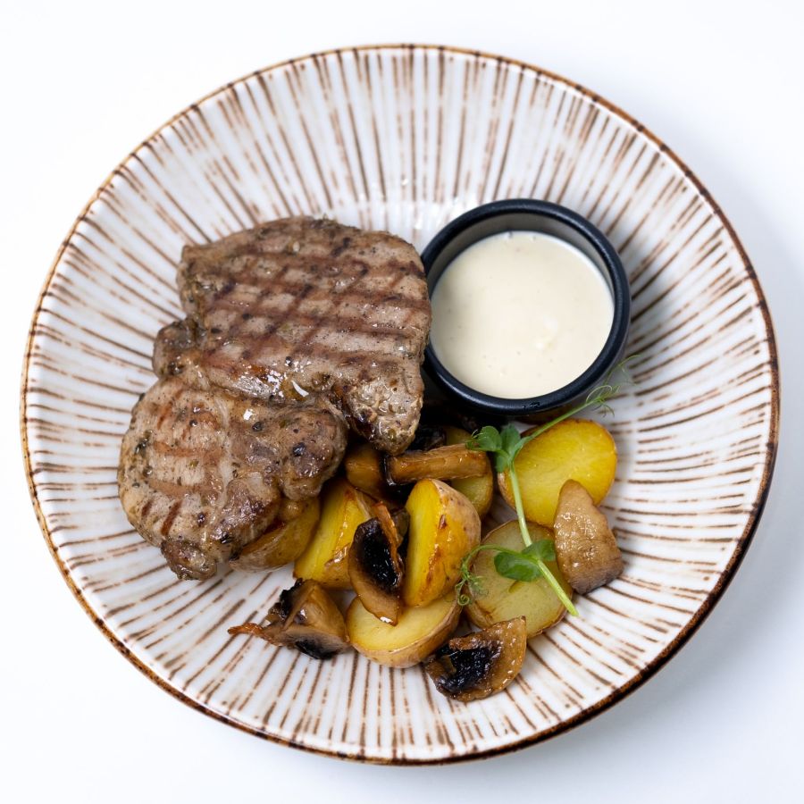 Стейк из свинины с картофелем и грибами