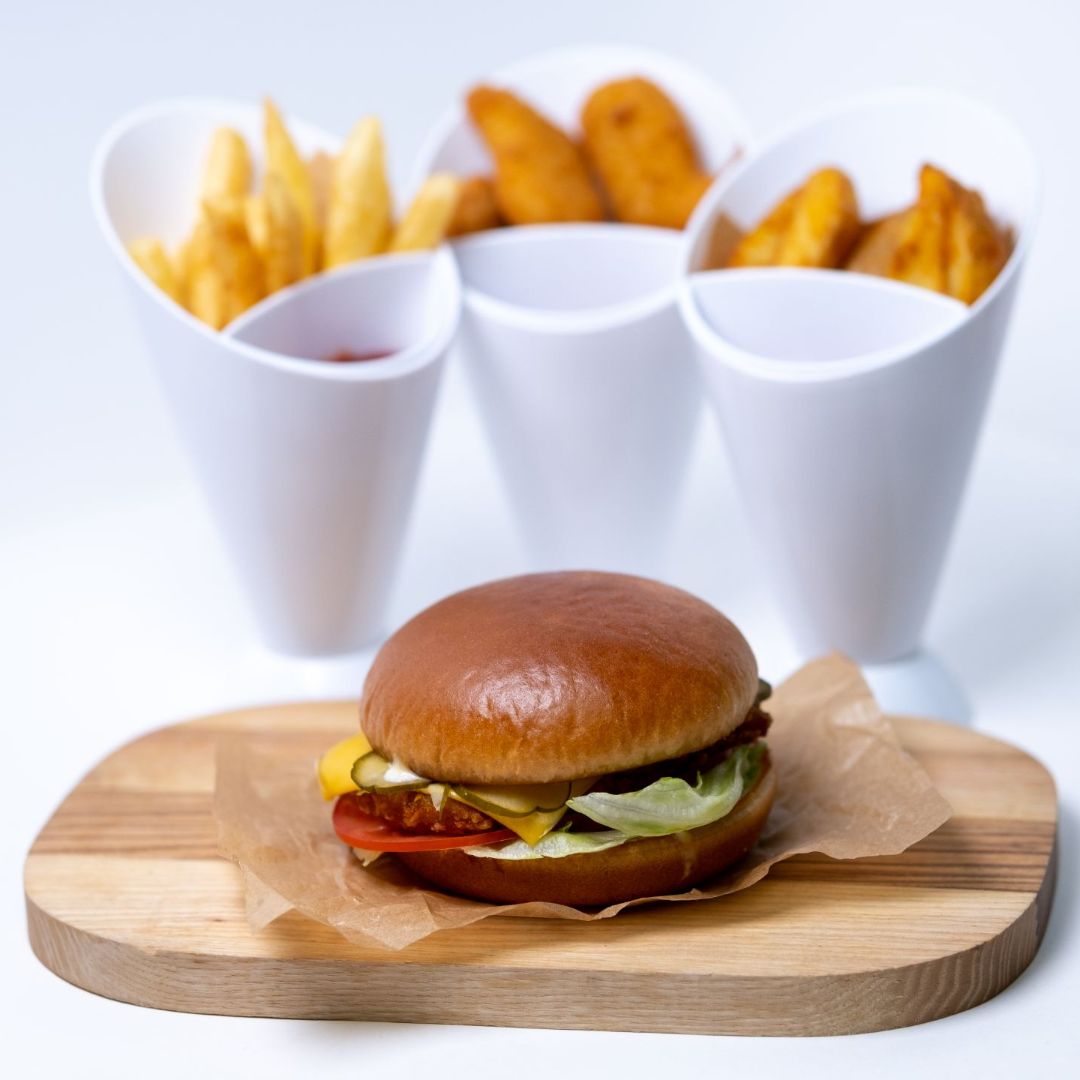 Картофель фри, наггетсы, картофель по-деревенски и бургер со стрипсами