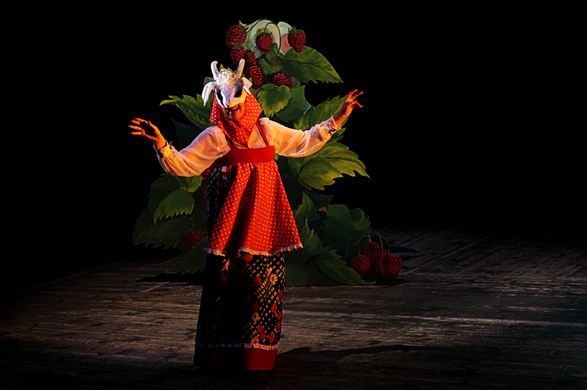 Как волк теленочку мамой был