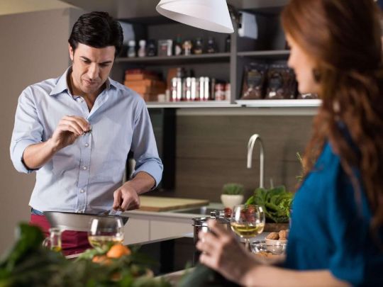 МОЙ МУЖЧИНА ВСЕ ВРЕМЯ СОВЕТУЕТСЯ С МАМОЙ…