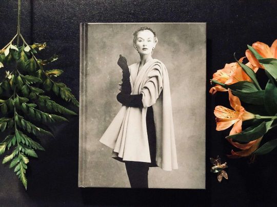 Balenciaga. Платье следует за телом женщины