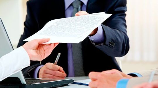 Businessman provides documents for leasing Бизнесмен предоставляет документы для лизинга  на сайте https://unistrah.ru/leasing/