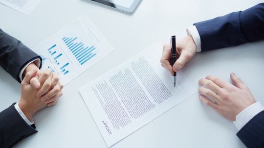 бизнесмен подписывает документы лизинга businessman signing leasing documents на сайте https://unistrah.ru/leasing/