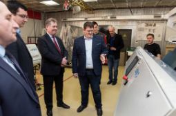 Алтайские депутаты оценили первый российский сортировщик для мусора