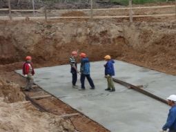 Работы по бетонной стяжке на нулевом цикле строительства