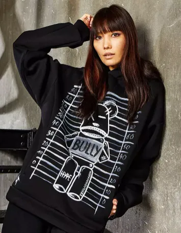 черное худи с принтом