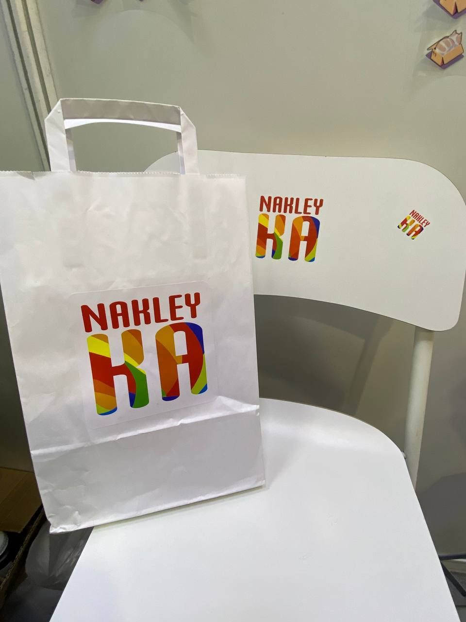 Логотипы на пакетах и стульях