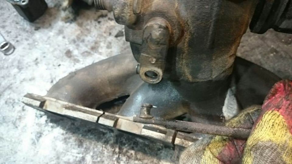 Износ в сопряжённых соединениях. Данная неисправность легко устраняется в нашем техцентре