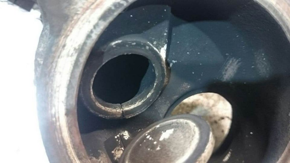 Трещина в корпусе. С данным повреждением ничего не сделать. Турбинная часть будет заменена на новую.