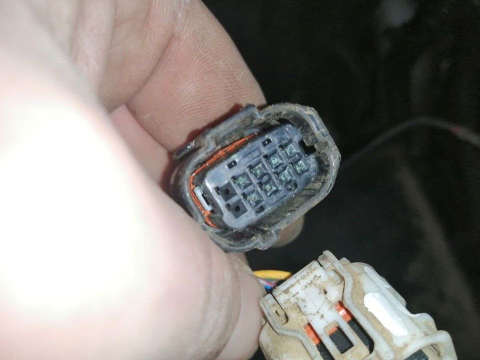 После проверки турбин, оказалось, что блоки управляющие были в воде и все контакты окислены.