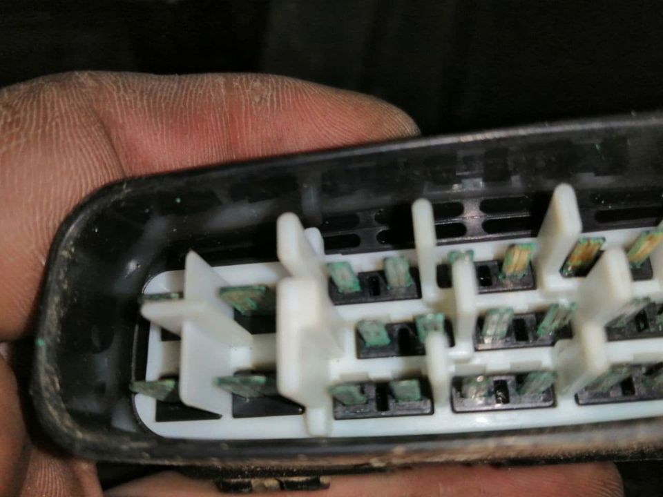 После проверки турбин, оказалось, что блоки управляющие были в воде и все контакты окислены.