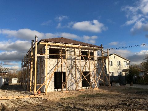 вальмовая крыша с мягкой черепицей