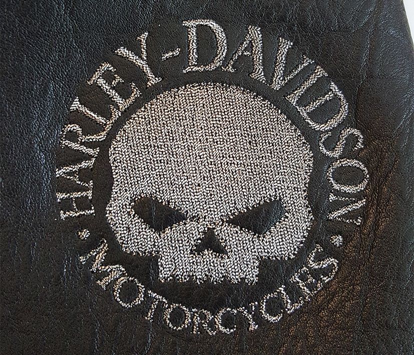 Тажима-Сервис: вышивка Harley Davidson на толстой коже меланжевым серебром