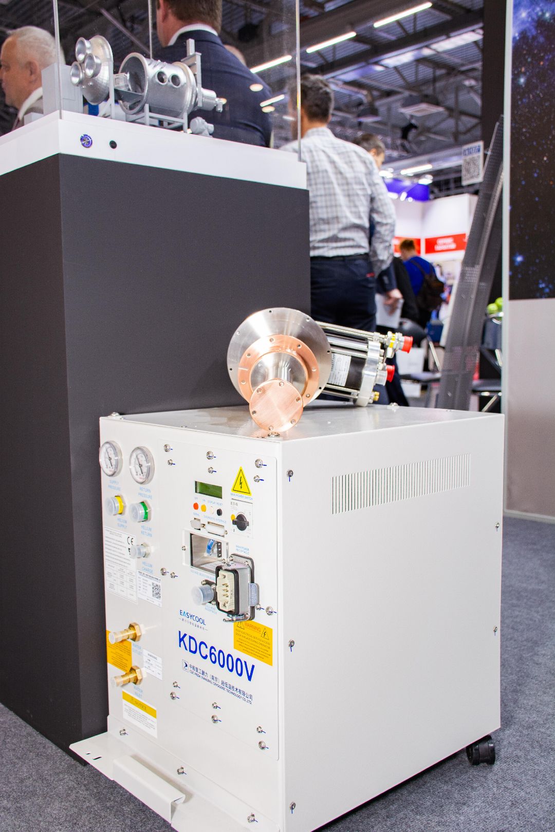Криогенный вакуумный насос KDC6000V на выставочном стенде