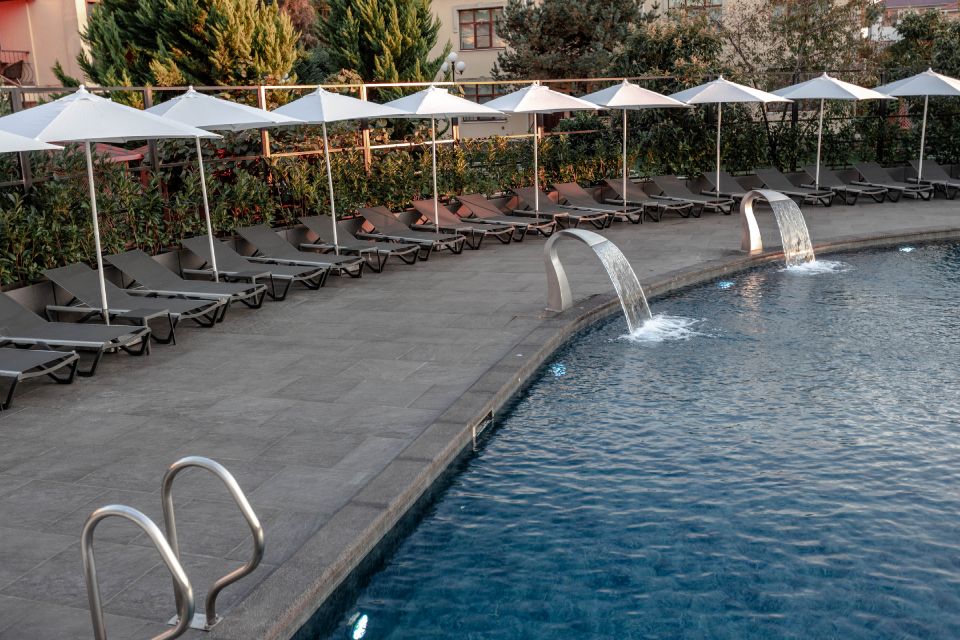 бассейн со струями воды