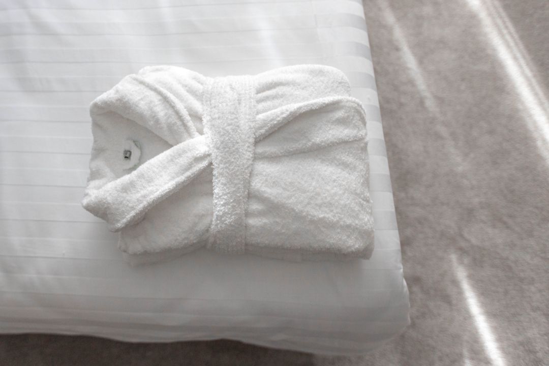 халат на кровати