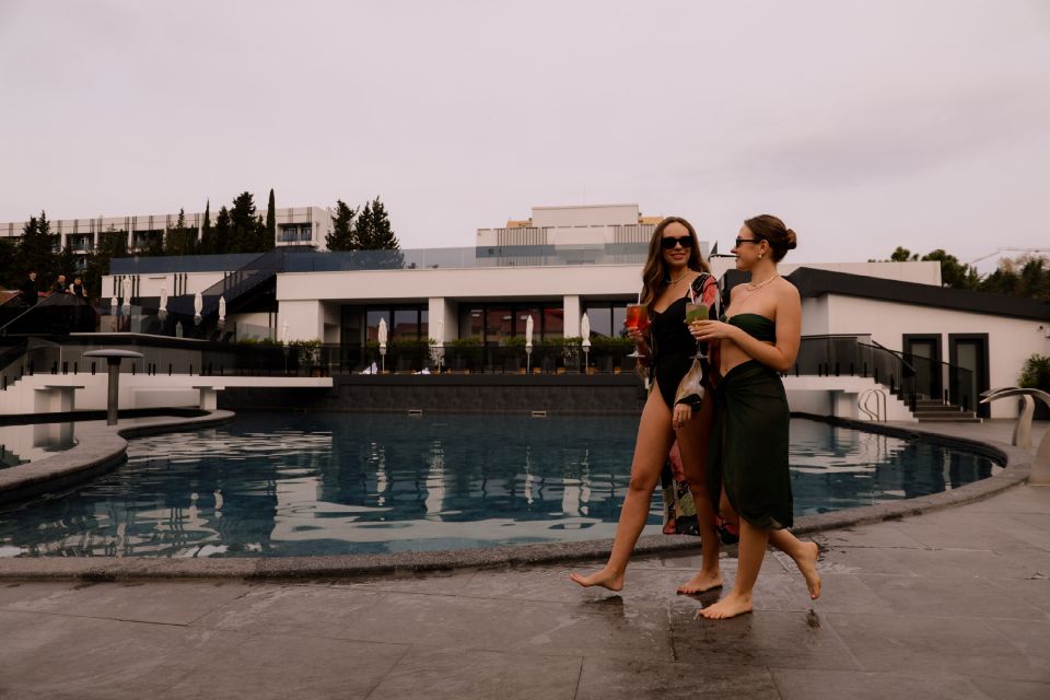 девушки возле бассейна отель Моне