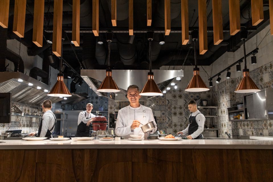 повара готовят на открытой кухне