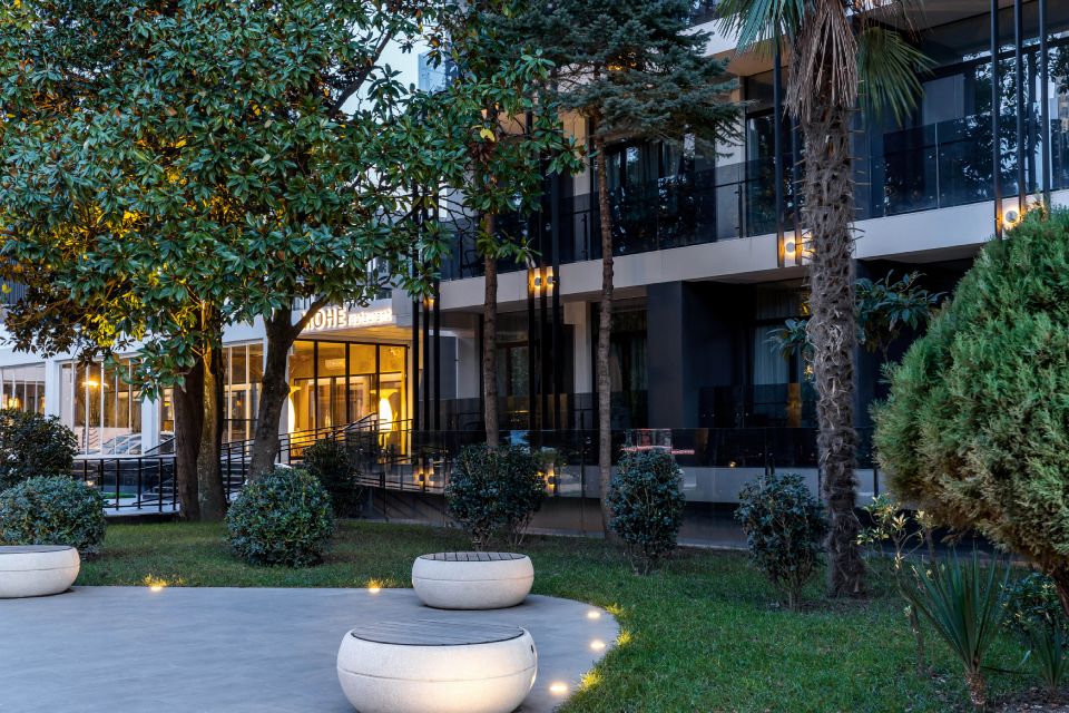 парк отеля с зоной отдыха