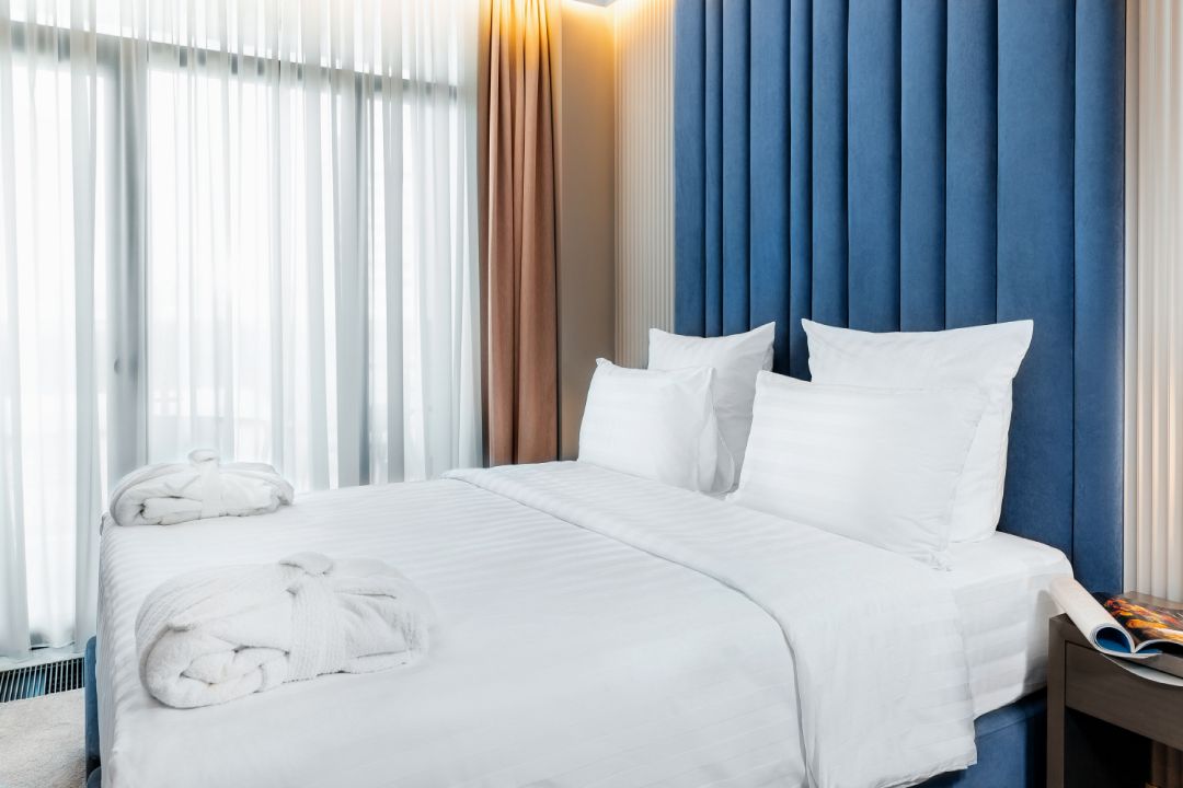 двуспальная кровать с халатами