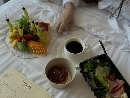 десерт на прикроватном столике