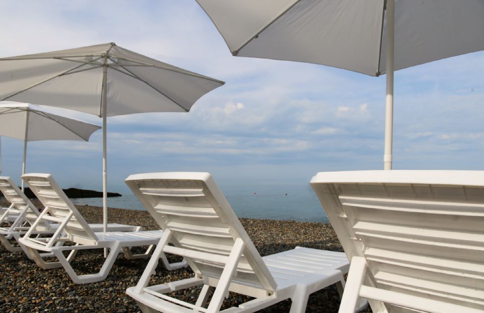 шезлонги на пляже