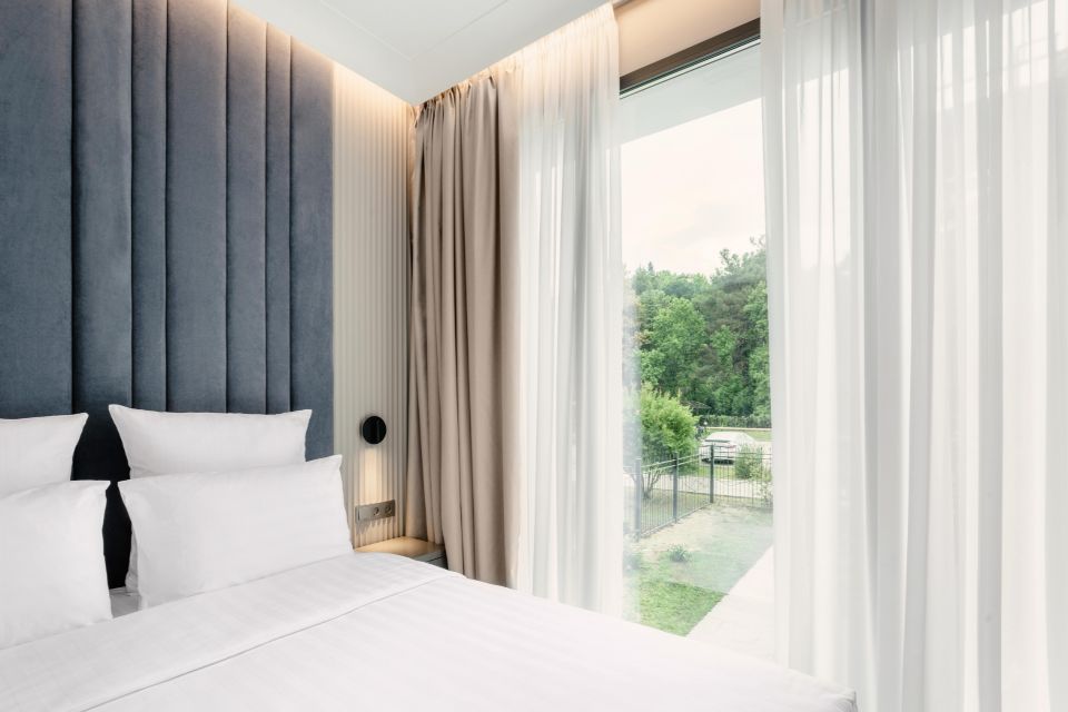 номер отеля с панорамным окном