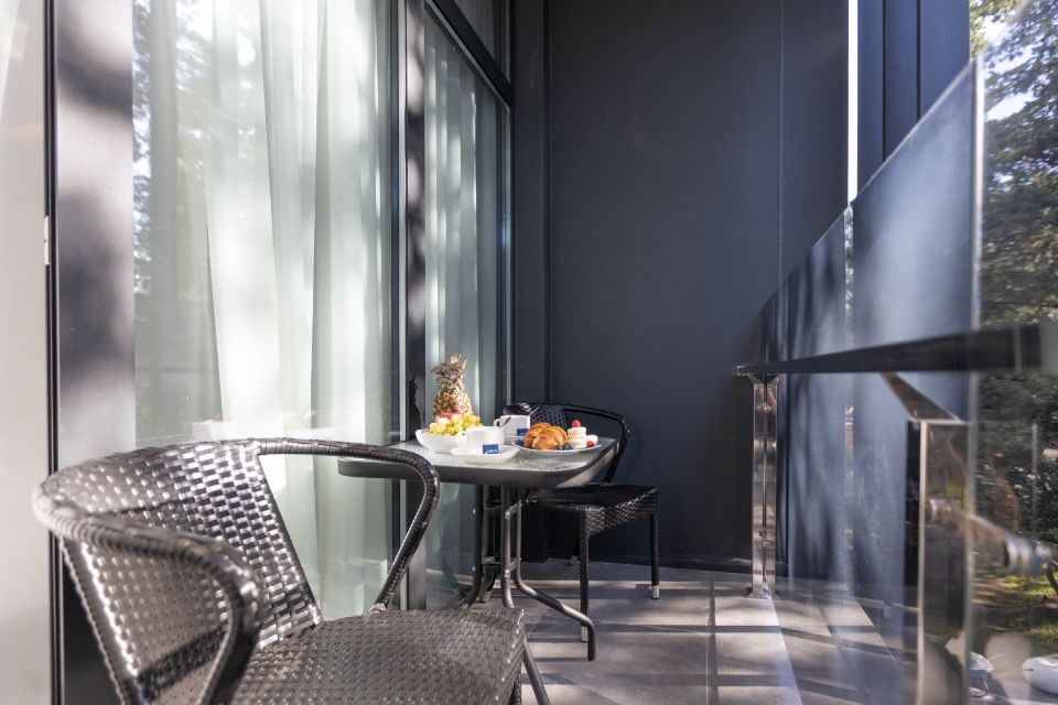 балкон номера с мебелью