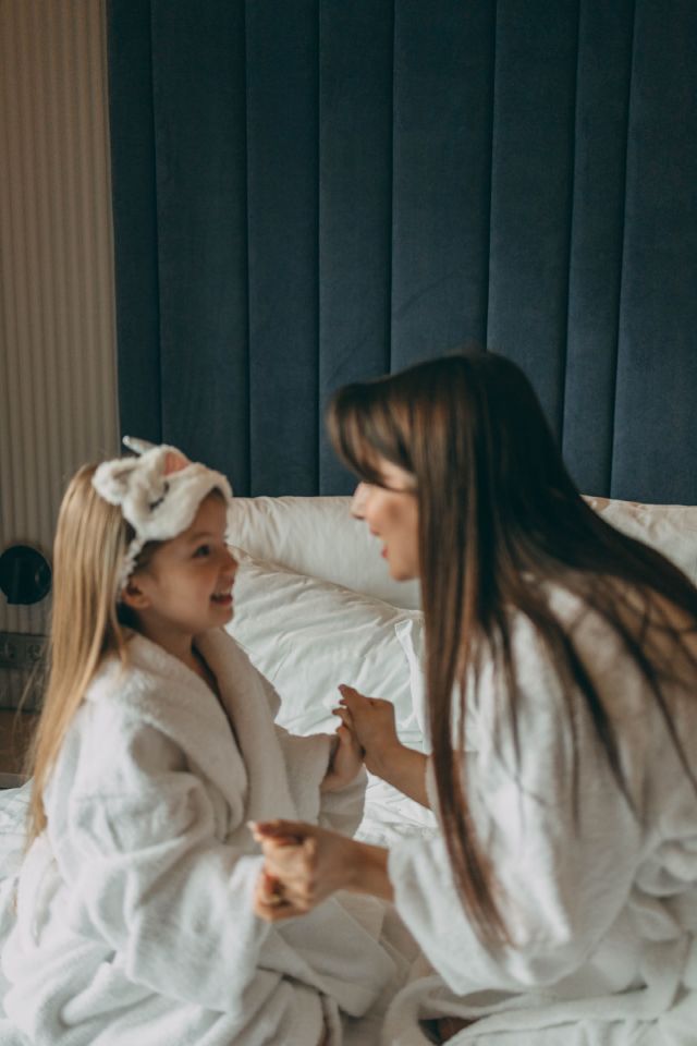 мама с дочкой в халатах