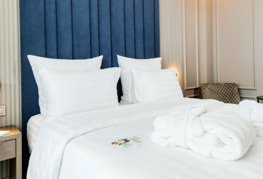 двуспальная кровать с халатами и открыткой