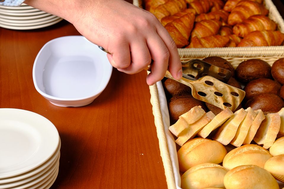 набирает хлеб щипцами